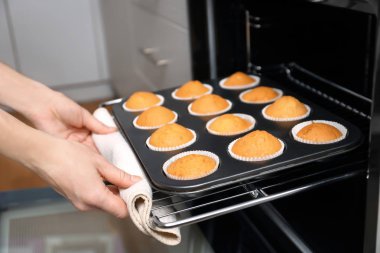 Kadın alarak cupcakes fırın