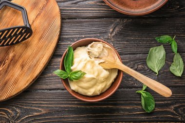 Patates püresi ve kaşık kase ahşap tablo