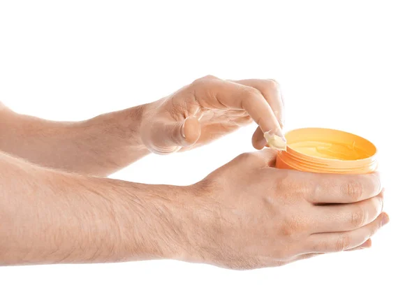 Homme appliquant de la crème pour les mains sur fond blanc — Photo