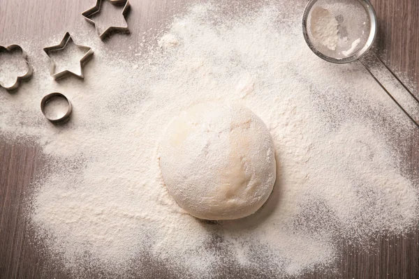 Raw puff pastry with forms on table — Stock Photo, Image