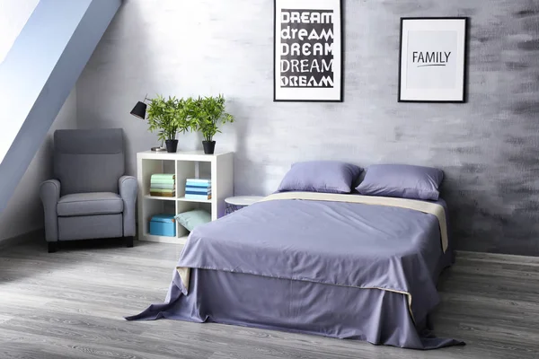 Gemütliches Zimmer-Interieur mit bequemen Bett — Stockfoto