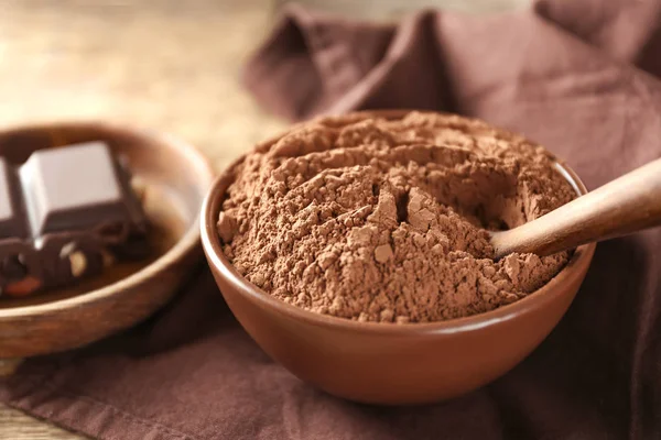 Bowl with cocoa powder on table — Stock Photo, Image