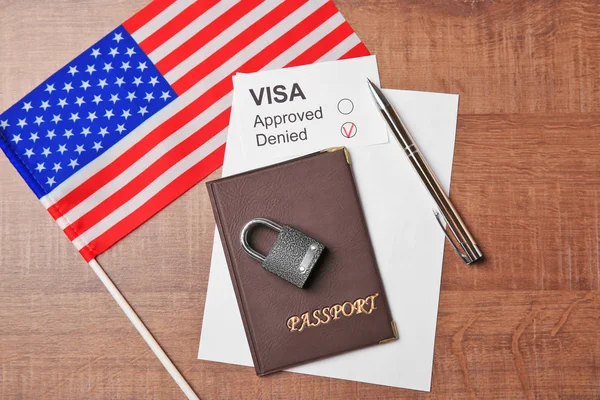 Паспорт з блокування і Прапор США на стіл. Відмовлено американської візи — стокове фото