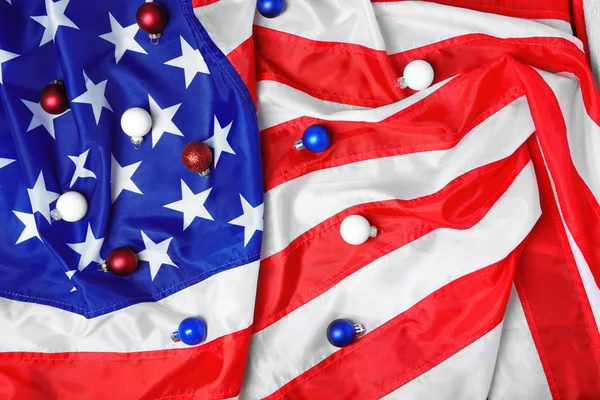 Christmas bollar på amerikanska flaggan — Stockfoto