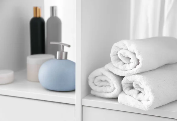 Asciugamani morbidi puliti sullo scaffale — Foto Stock