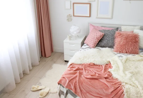 아름 다운 현대적인 침실 — 스톡 사진