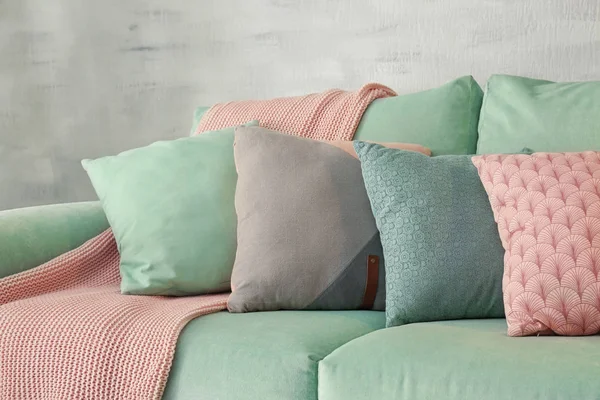 Rahat nane kanepe oturma odasında yastıkları ile