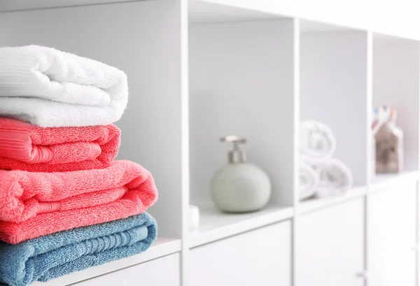 Montón de toallas limpias en el estante — Foto de Stock