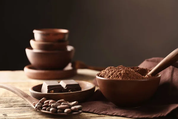 Smakfull sjokolade, kakaopulver og bønner på bordet – stockfoto