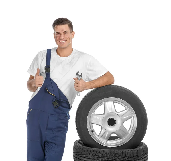 Joven Mecánico Uniforme Con Neumáticos Coche Sobre Fondo Blanco — Foto de Stock