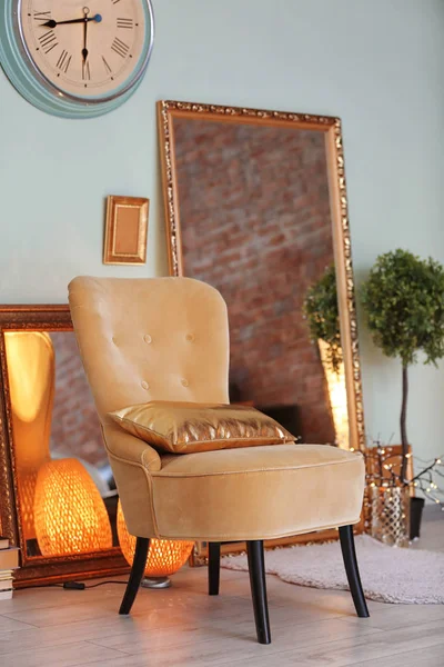 Элегантный интерьер комнаты с удобным креслом и зеркалами — стоковое фото