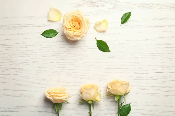 Krásné růže na dřevěném pozadí — Stock fotografie