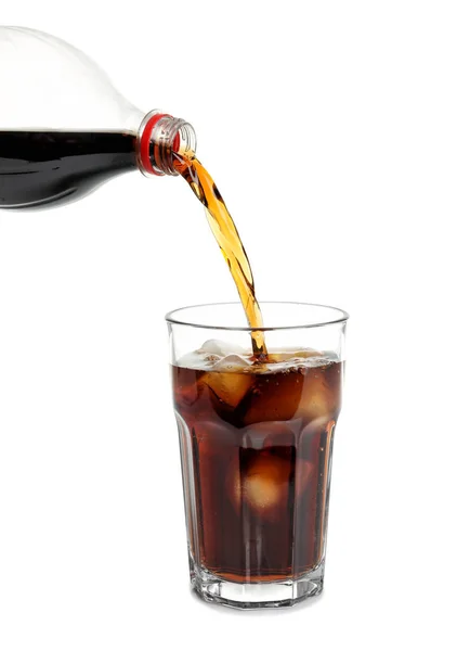 Cola que vierte de la botella en el vidrio con hielo sobre fondo blanco —  Fotos de Stock
