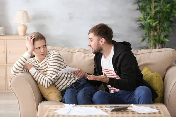 Пара сперечається про гроші вдома. Проблеми у стосунках — стокове фото