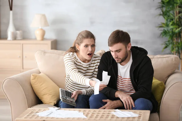 Pareja discutiendo sobre dinero en casa. Problemas en la relación —  Fotos de Stock