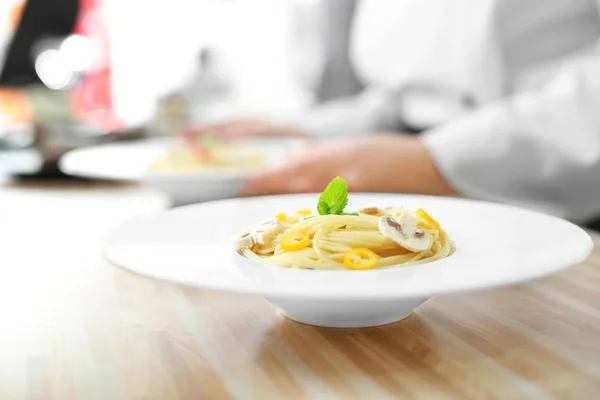 El plato con la pasta sabrosa a la mesa, el primer plano. Plato del chef — Foto de Stock