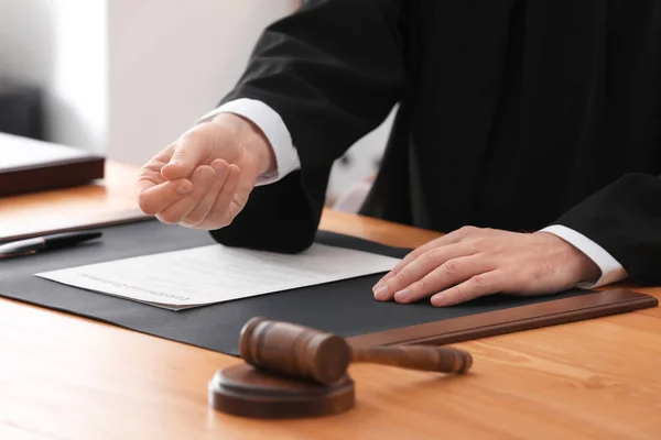 Richter fordert Bestechung drinnen, Nahaufnahme — Stockfoto