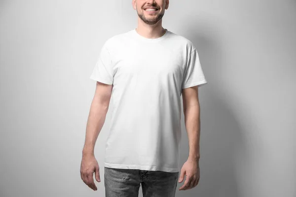 Hombre de camiseta blanca sobre fondo claro. Prepárate para el diseño — Foto de Stock