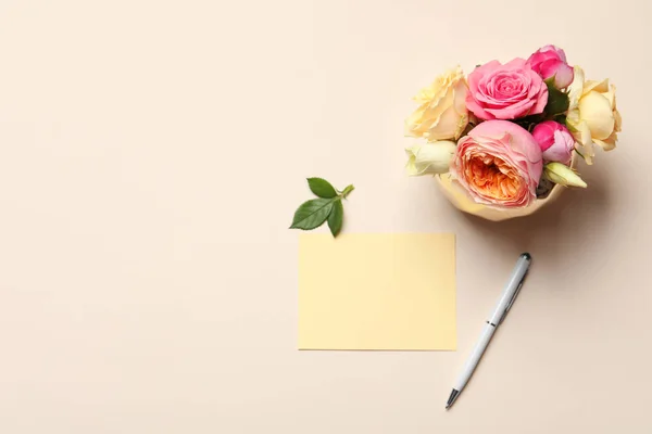 Carta, rose e penna su fondo legno — Foto Stock