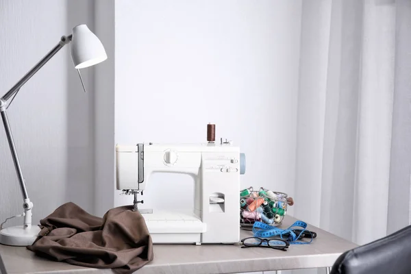 Tailor Desk Modern Sewing Machine — Stock Photo, Image