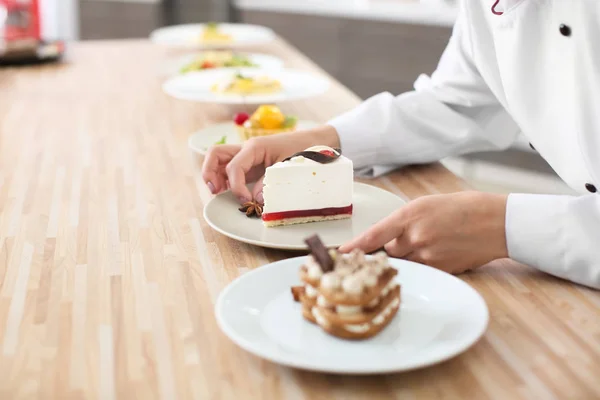 Vrouwelijke chef-kok lekker dessert in keuken, close-up voorbereiden — Stockfoto