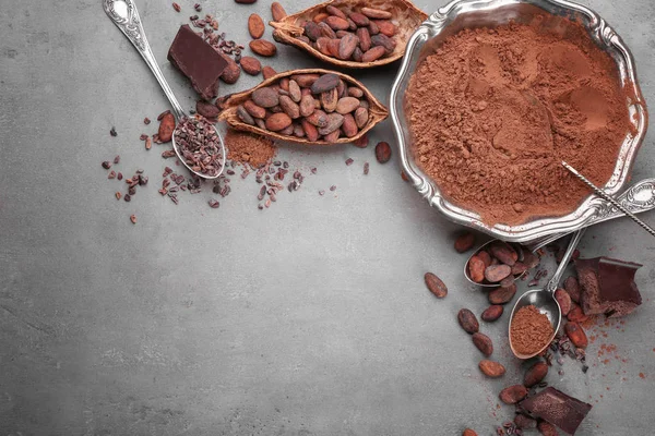 Состав с различными продуктами какао на сером фоне, вид сверху — стоковое фото