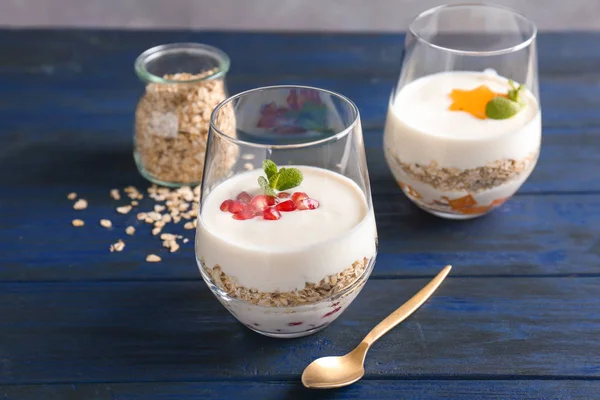 Yogur Con Copos Avena Vasos Sobre Mesa Madera —  Fotos de Stock