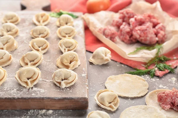 Albóndigas crudas y carne picada —  Fotos de Stock