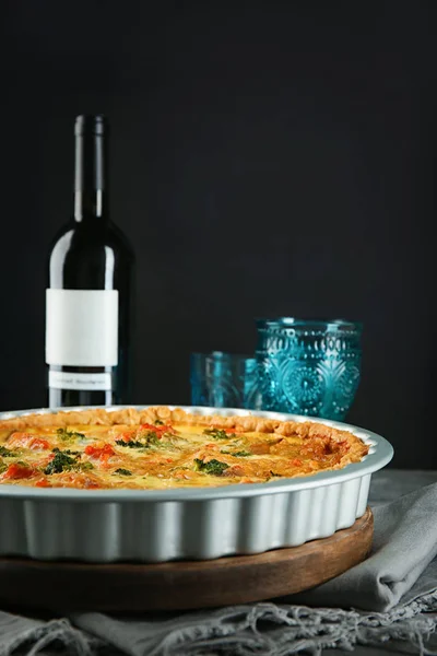 Quiche Brócolis Saboroso Servido Com Vinho Mesa — Fotografia de Stock