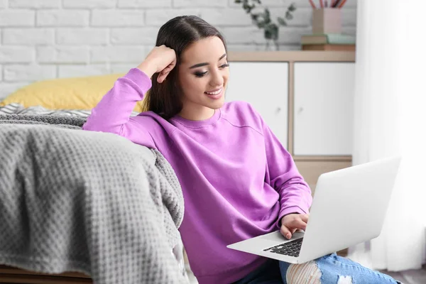 Mujer usando portátil — Foto de Stock