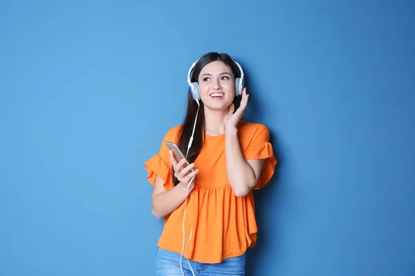 Donna che ascolta musica con cuffie — Foto Stock