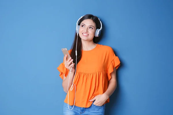 Donna che ascolta musica con cuffie — Foto Stock