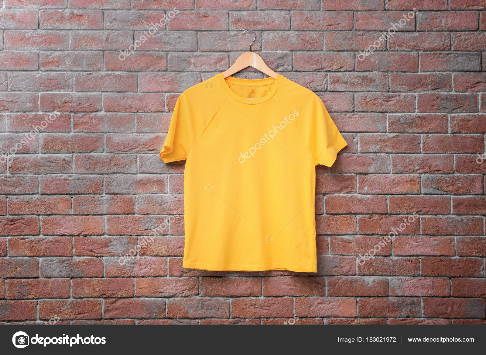 Download Kaos Kuning Dengan Latar Belakang Dinding Bata Mock Up Untuk Desain Stok Foto C Belchonock 183021972