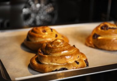 Üzümlü fırın tepsisine üzerinde lezzetli çörekler
