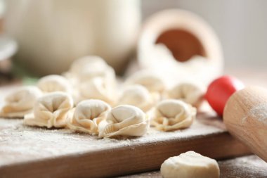 Ahşap tahta üzerinde çiğ et köfte