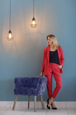 Koltuk renk duvara yakın duran güzel genç şık kadın