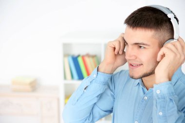 Sesli kitapta kulaklık evde dinlerken adam