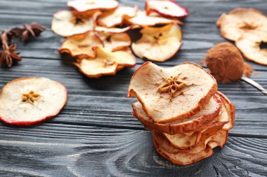 Lezzetli elma cips ahşap arka plan üzerinde