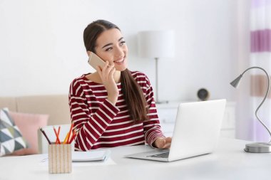 ev ofisinde çalışan genç kadın