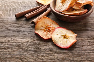 Lezzetli elma cips ve ahşap zemin üzerine tarçın