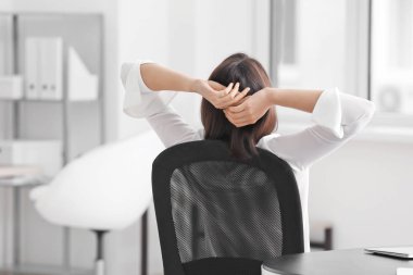 genç iş kadını rahatlatıcı Office