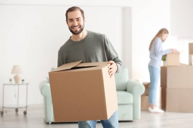 Yeni evde odada kutusunu hareket ile genç adam