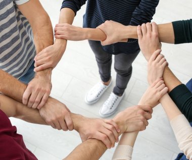 İnsanlar birlikte, el ele tutuşarak portre. Birlik kavramı