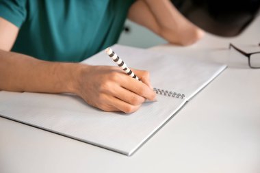 öğrenci sınava hazırlanıyor 