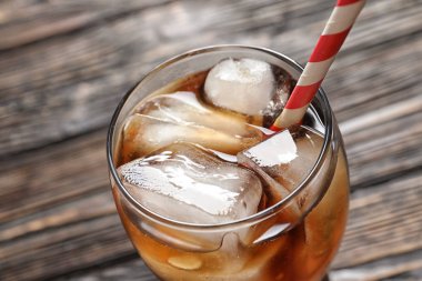 Ahşap arka plan, closeup buza cola serinletici cam