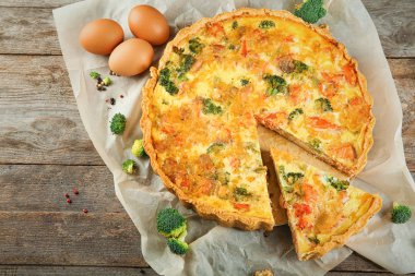 Lezzetli brokoli kiş masada