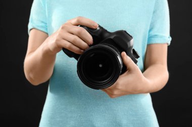Fotoğrafçı holding profesyonel fotoğraf makinesi 