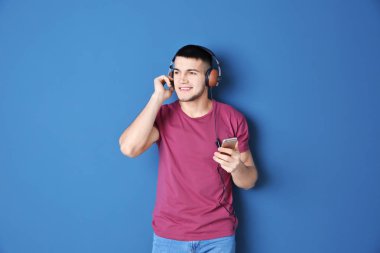 Sesli kitapta renk arka plan kulaklıktan dinleme adam