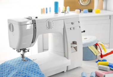 Dikiş makinesi ile kumaş tablo terzi Atölyesi