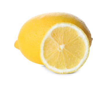 Olgun taze limon ve beyaz zemin üzerine dilim